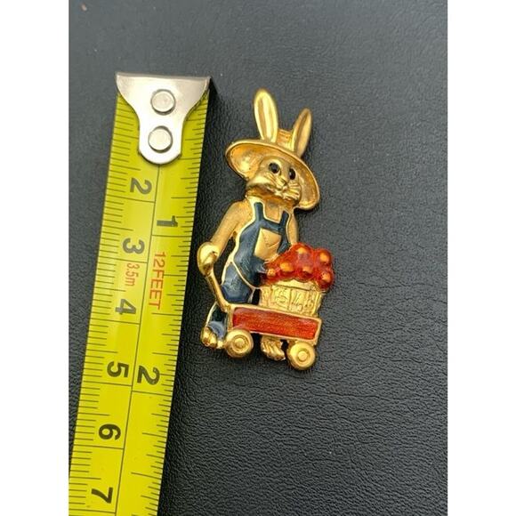 Vintage Danecraft Farmer Bunny Pin Brooch Gold Tone Rabbit Gardening Signed - Picture 5 of 5
